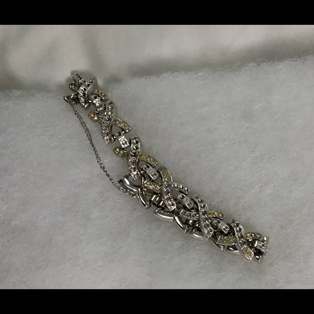 Beautiful vintage rhinestone bracelet.